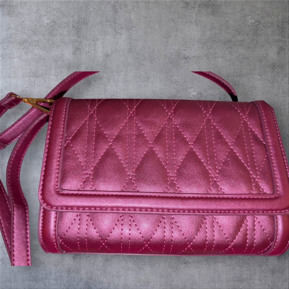 Chic Quilted Crossbody Bag in metallic Violet